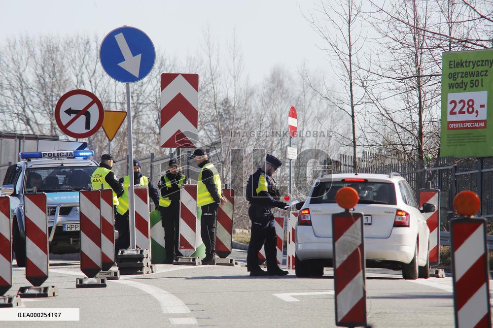 Sanitary control at the Polish - Czech border crossing Cieszyn-Chotebuz