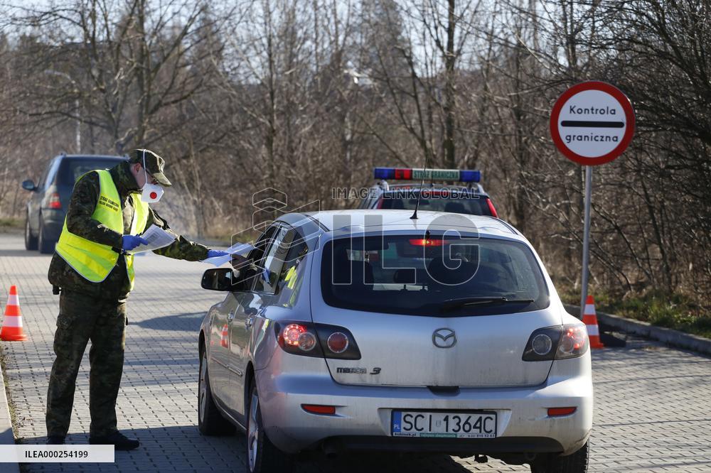 Sanitary control at the Polish - Czech border crossing Cieszyn-Chotebuz