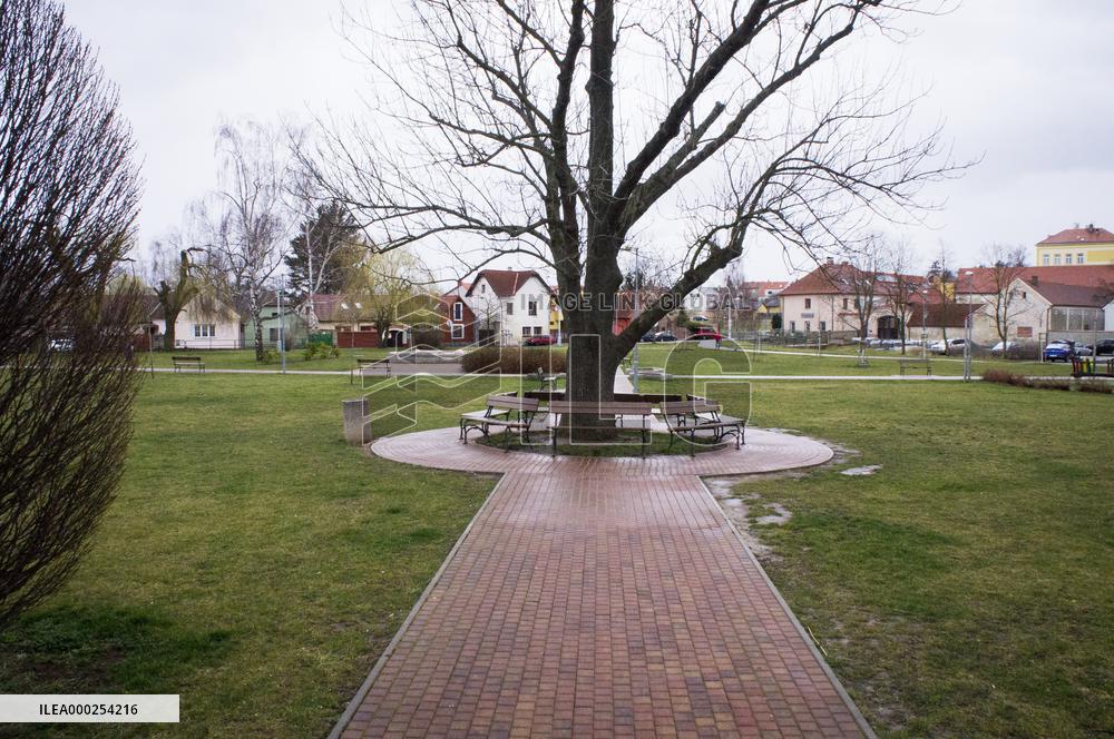 Hostivice, Husovo Square