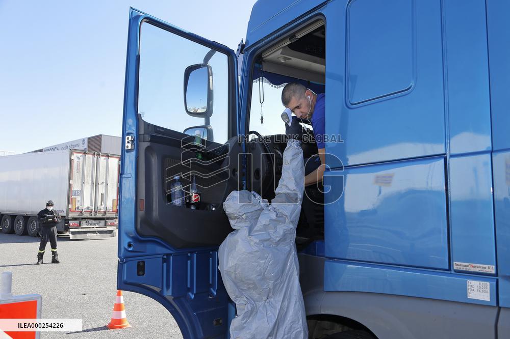 Sanitary control at the Polish - Czech border crossing Cieszyn-Chotebuz