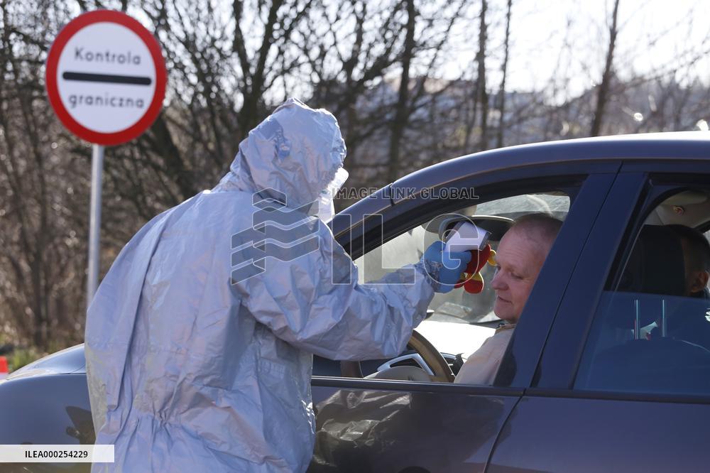 Sanitary control at the Polish - Czech border crossing Cieszyn-Chotebuz