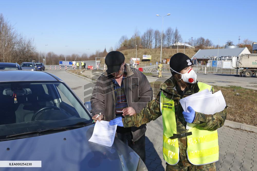Sanitary control at the Polish - Czech border crossing Cieszyn-Chotebuz
