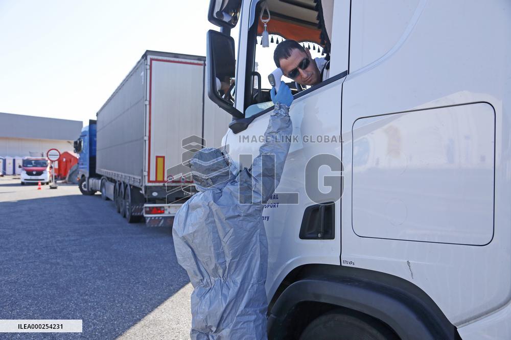 Sanitary control at the Polish - Czech border crossing Cieszyn-Chotebuz
