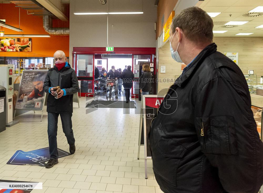 Two hours in food shops, drugstores, pharmacies for seniors only, shop, shopping, senior, protective face mask