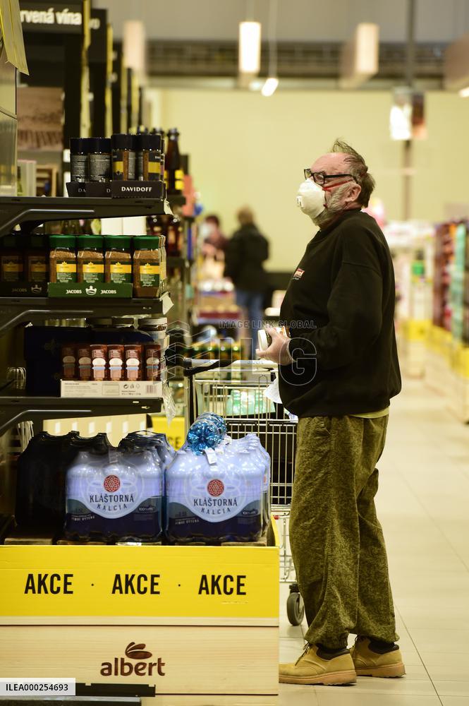 Two hours in food shops, drugstores, pharmacies for seniors only, shop, shopping, senior, protective face mask, man