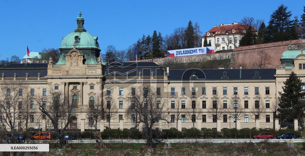 official residence of the Czech prime minister, the Kramar Villa, a big banner with Czech flags and the slogan We can make it!