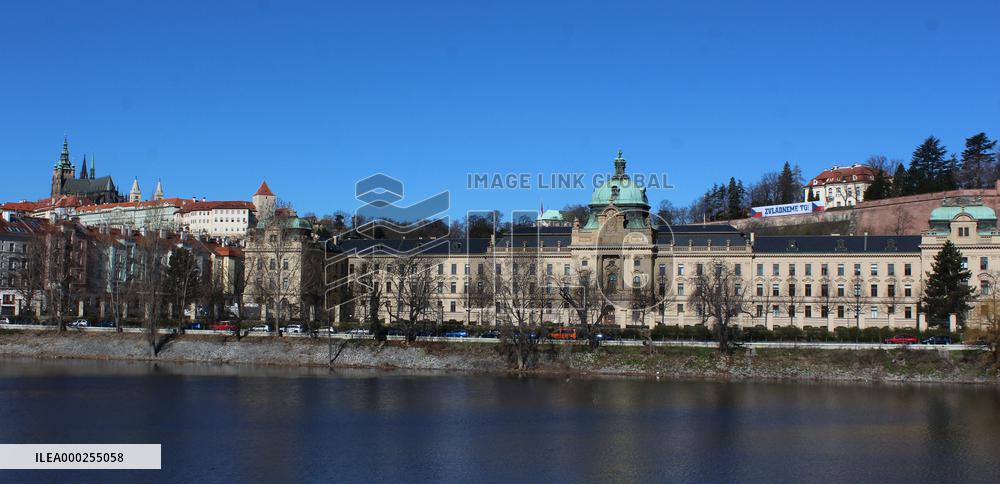 official residence of the Czech prime minister, the Kramar Villa, a big banner with Czech flags and the slogan We can make it!