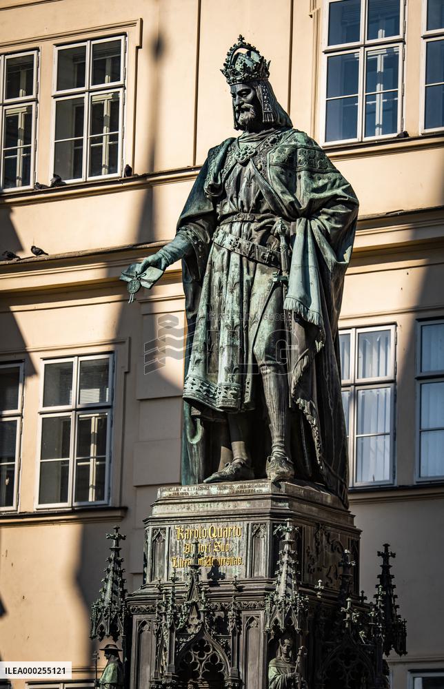 Charles IV, open window, statue