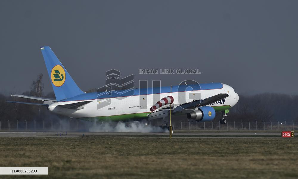 Aircraft, Mosnov airport, Boeing 767-300, medical exuipment from China