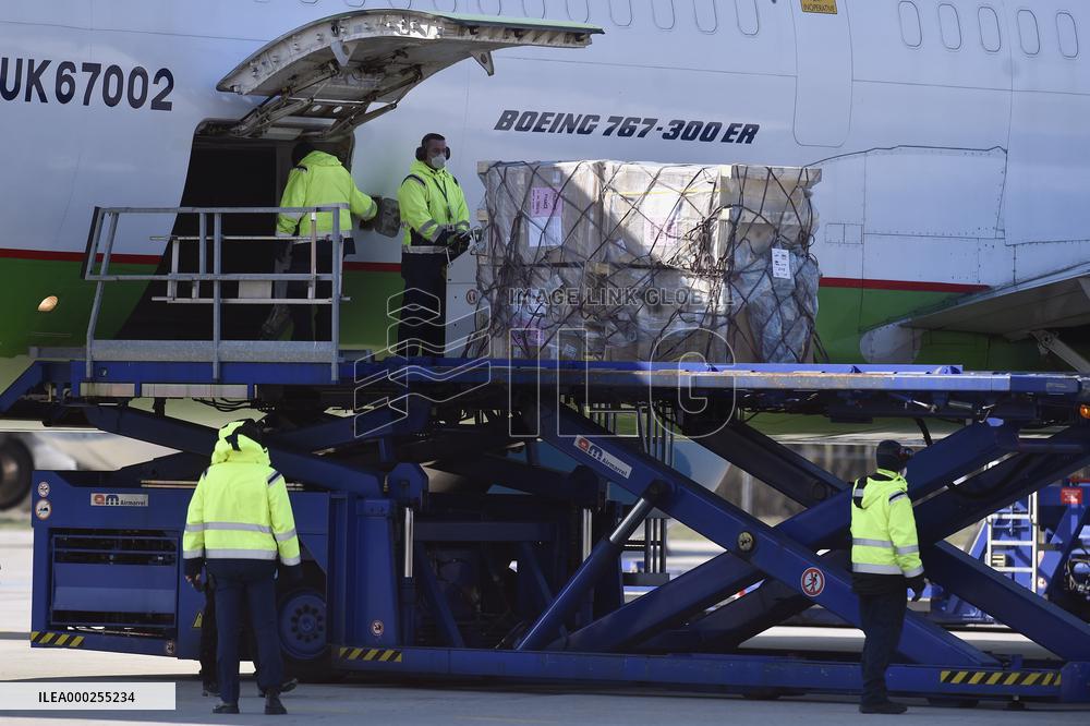 Aircraft, Mosnov airport, Boeing 767-300, medical exuipment from China