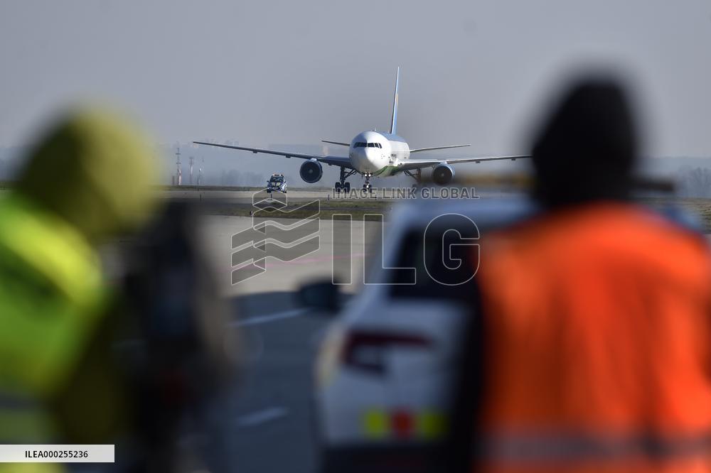 Aircraft, Mosnov airport, Boeing 767-300, medical exuipment from China