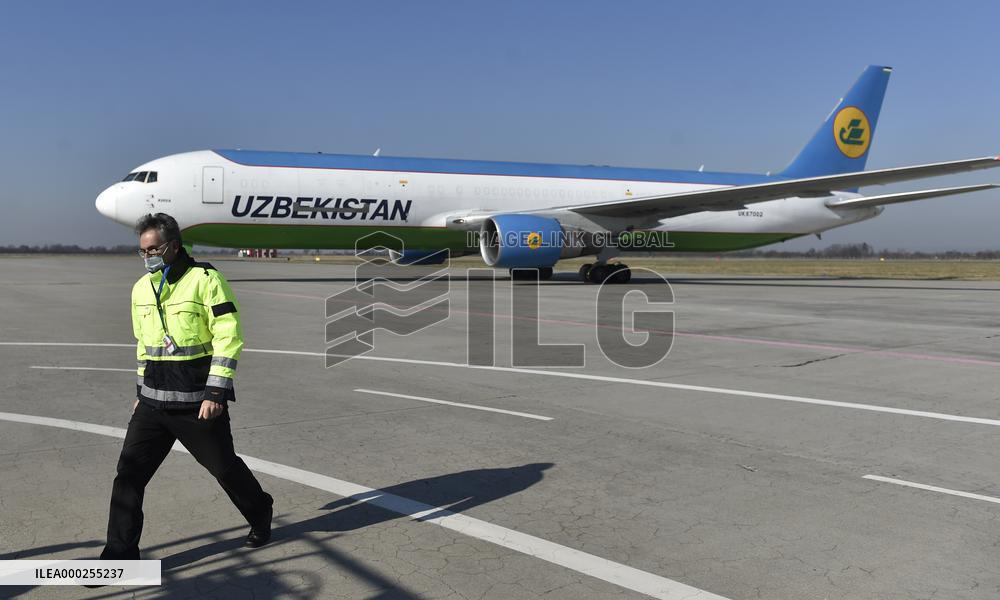 Aircraft, Mosnov airport, Boeing 767-300, medical exuipment from China