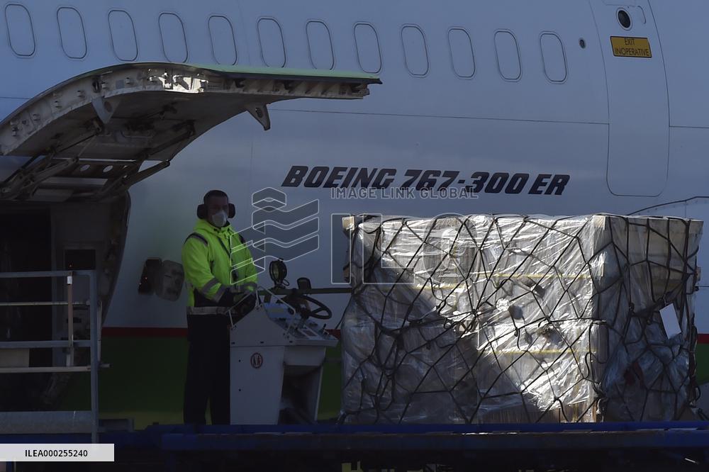 Aircraft, Mosnov airport, Boeing 767-300, medical exuipment from China