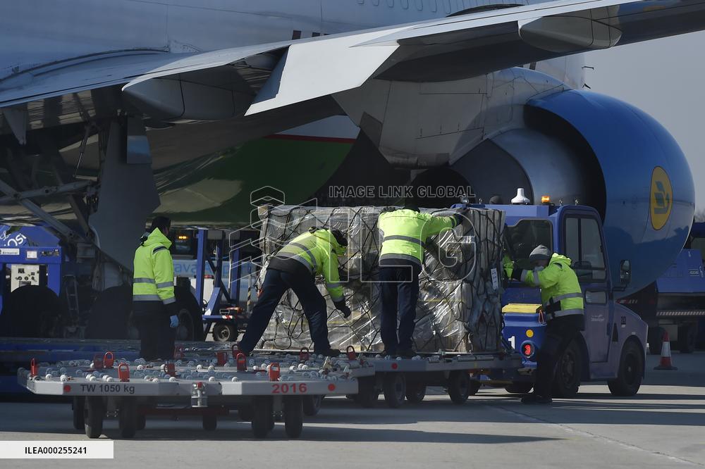 Aircraft, Mosnov airport, Boeing 767-300, medical exuipment from China