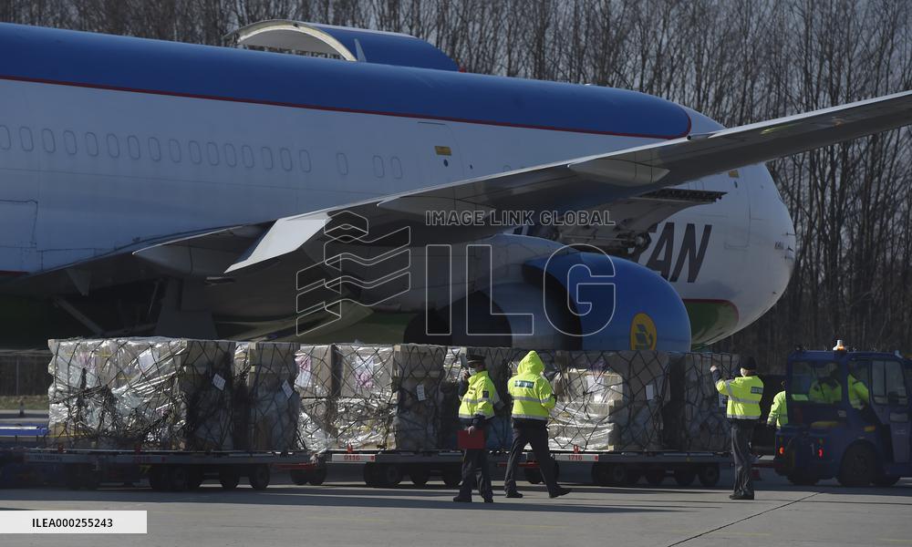 Aircraft, Mosnov airport, Boeing 767-300, medical exuipment from China