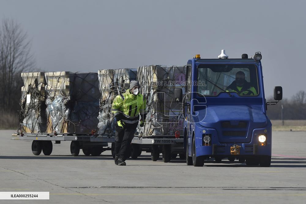 Aircraft, Mosnov airport, Boeing 767-300, medical exuipment from China