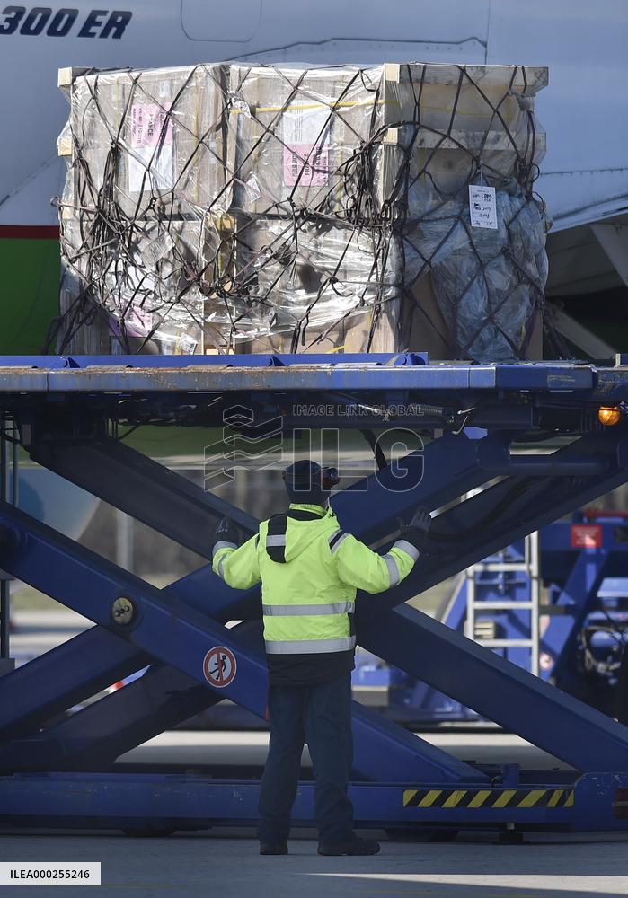 Aircraft, Mosnov airport, Boeing 767-300, medical exuipment from China