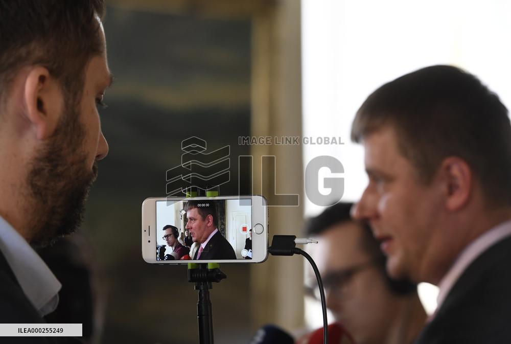 TOMAS PETRICEK, smartphone