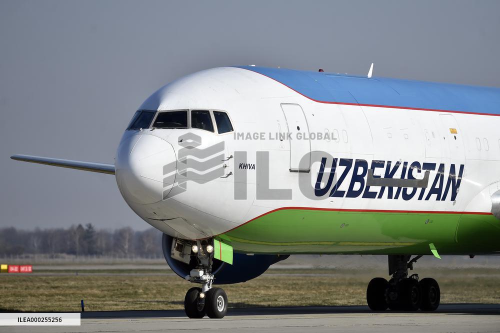 Aircraft, Mosnov airport, Boeing 767-300, medical equipment from China