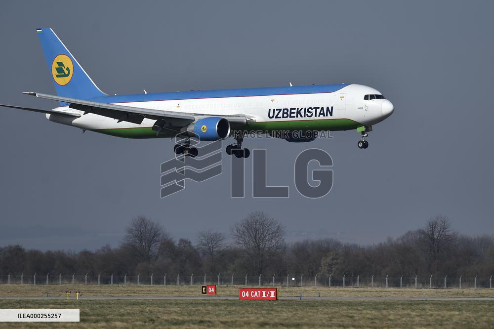 Aircraft, Mosnov airport, Boeing 767-300, medical equipment from China