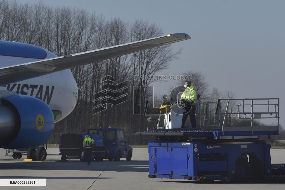 Aircraft, Mosnov airport, Boeing 767-300, medical equipment from China