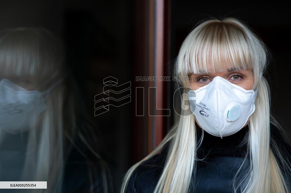 blonde woman with FFP3 respirator