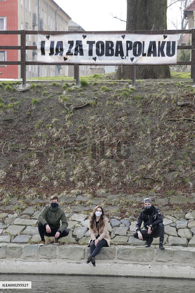 Dominik Folwarczny, Lucie Lendlova, Jakub Kaleta, writing I miss you Pole