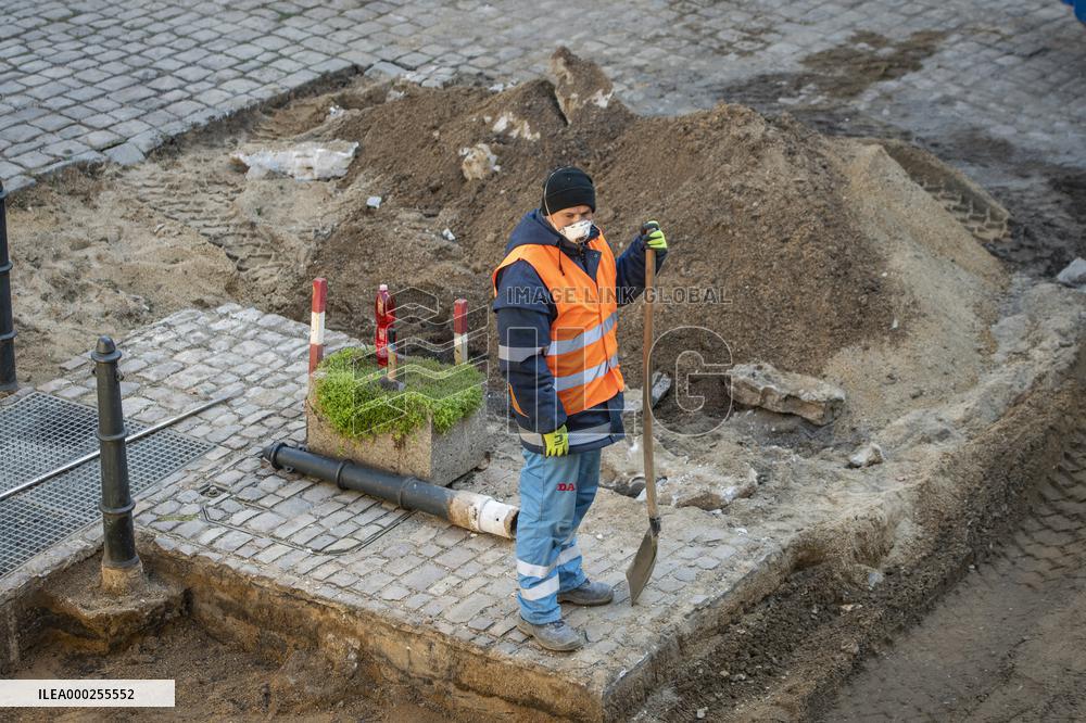 Labourer, face mask, veil, medical mask, Prague city center
