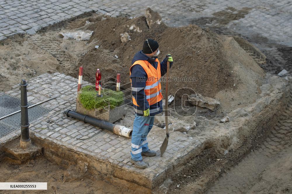 Labourer, face mask, veil, medical mask, Prague city center