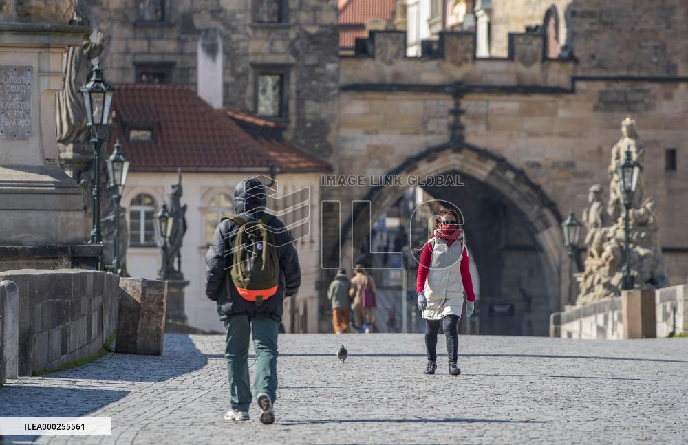 Charles Bridge, face masks, pedestrians, veil, medical masks, empty city center, Prague
