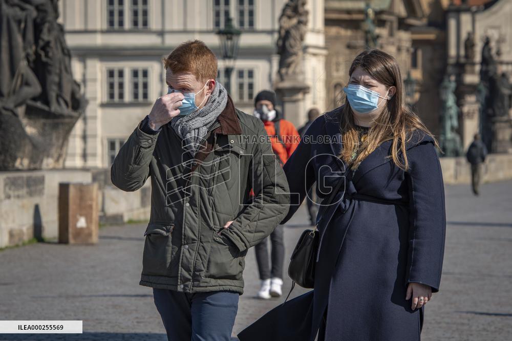 Charles Bridge, tourists, face masks, pedestrians, veil, medical masks