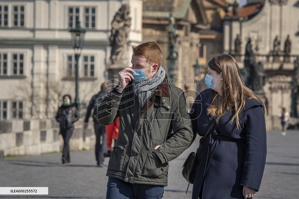 Charles Bridge, tourists, face masks, pedestrians, veil, medical masks