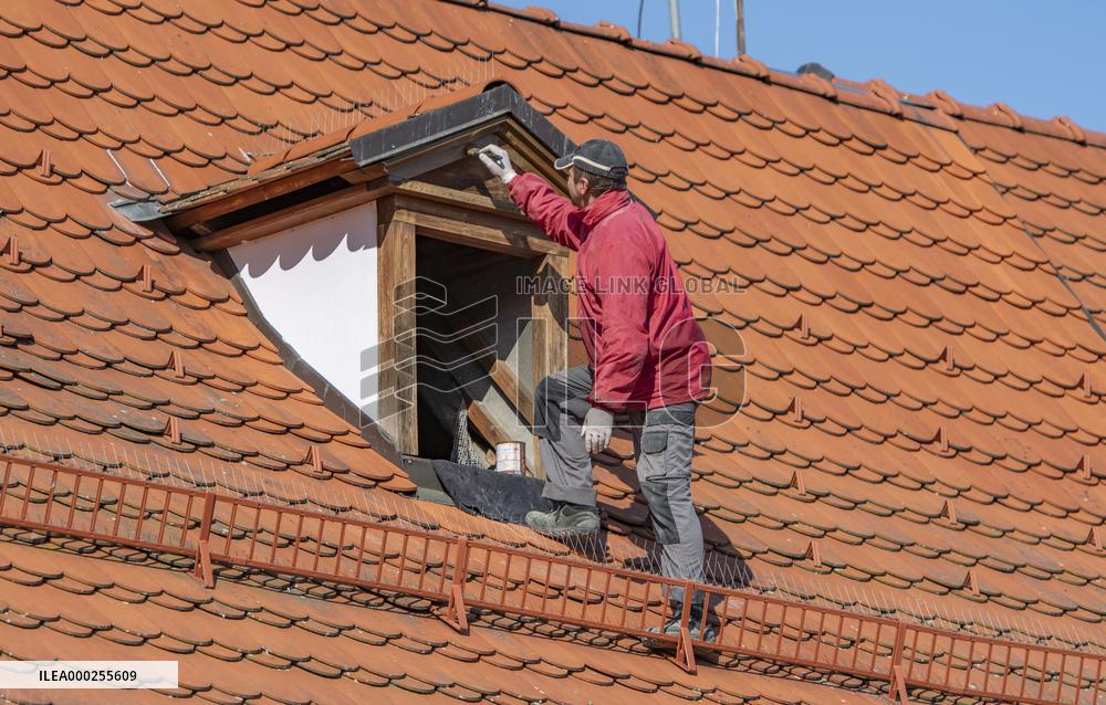 worker, roof, repairing of house