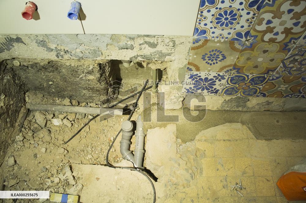 construction site, family house, bathroom, reconstruction, renovation, tile, tiles, tiling, plastic waste pipe
