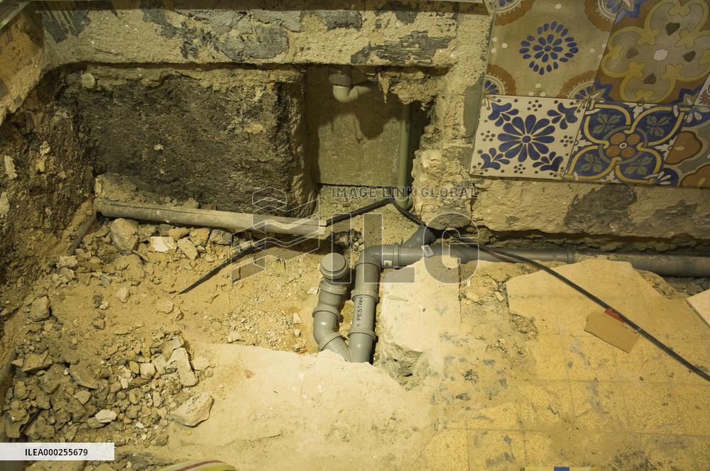 construction site, family house, bathroom, reconstruction, renovation, tile, tiles, tiling, plastic waste pipe