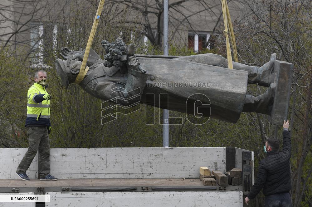 Prague 6 starts removal of Ivan Konev memorial