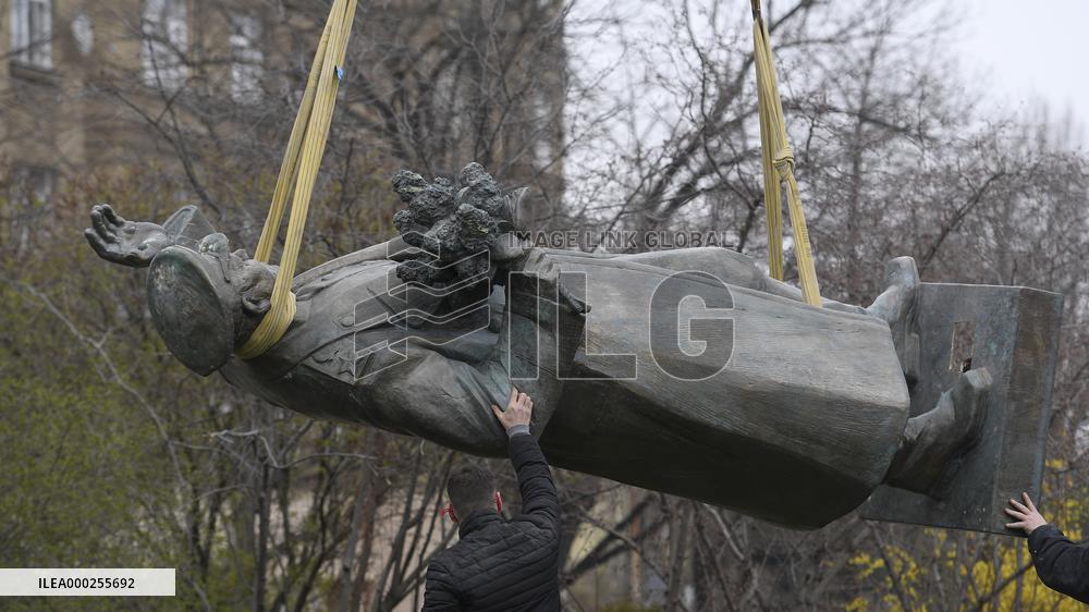 Prague 6 starts removal of Ivan Konev memorial