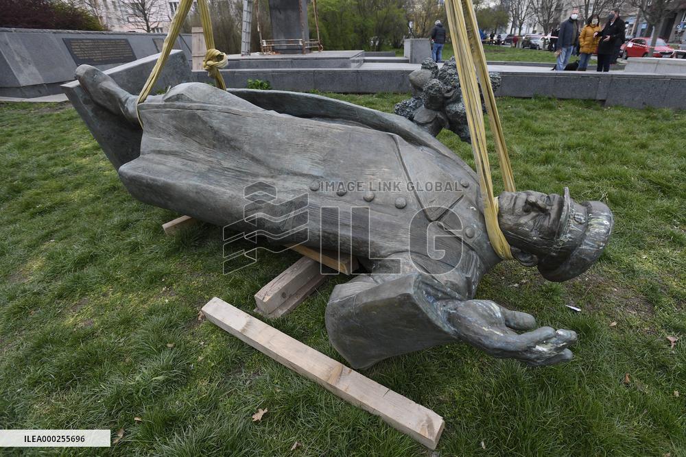 Prague 6 starts removal of Ivan Konev memorial