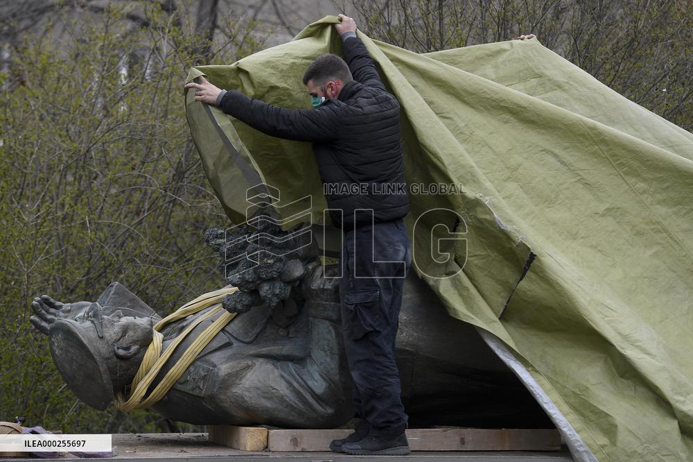 Prague 6 starts removal of Ivan Konev memorial