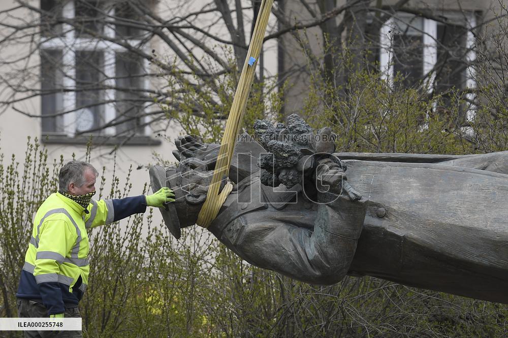 Prague 6 starts removal of Ivan Konev memorial