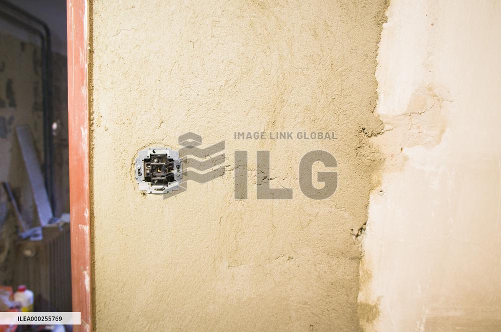 construction site, family house, bathroom, electrical wiring, light switch, reconstruction, renovation