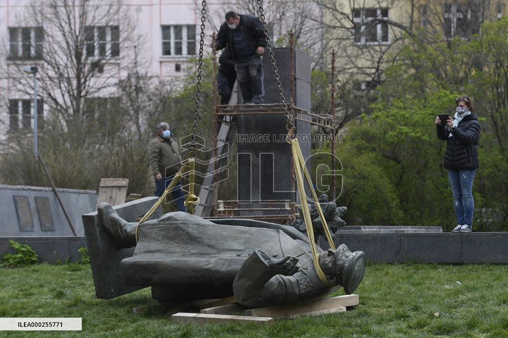 Prague 6 starts removal of Ivan Konev memorial