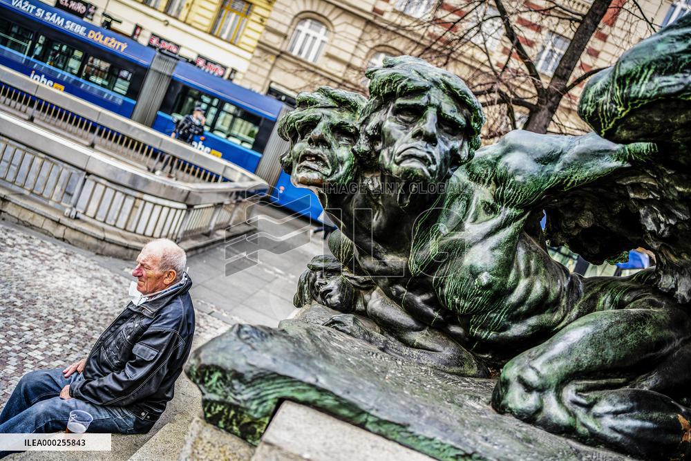 man, face mask, beer, drinking, street, Prague, epidemic, coronavirus