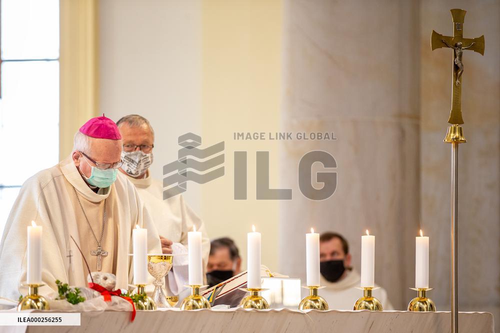 Frantisek Vaclav Lobkowicz, bishop, green face mask