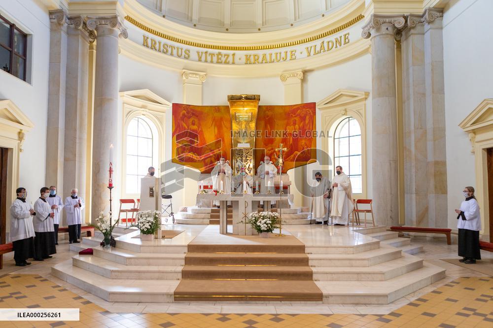 Frantisek Vaclav Lobkowicz, bishop, green face mask