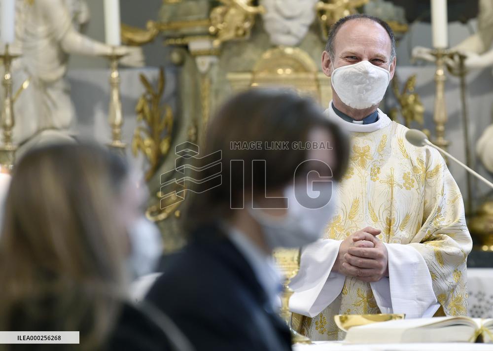 Easter Mass, priest, Czech, video stream, online