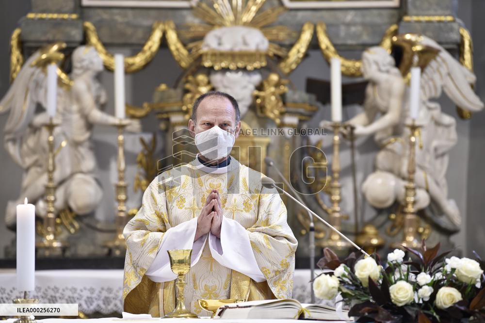 Easter Mass, priest, Czech, video stream, online