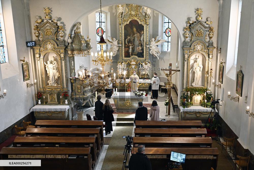 Easter Mass, priest, Czech, video stream, online