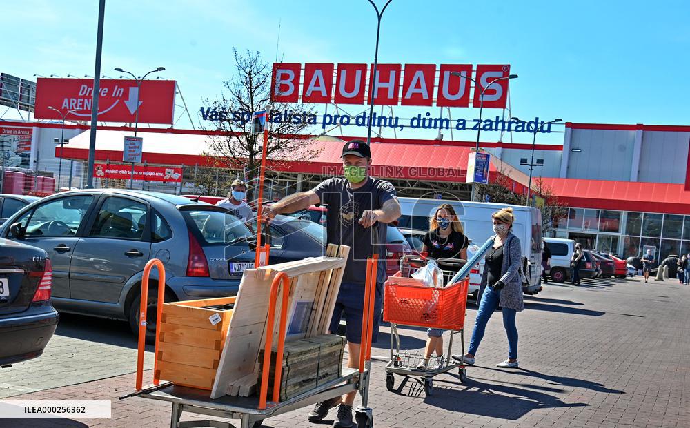 Hobby market Bauhaus, customer, mask, shop, queue, infection, transmission