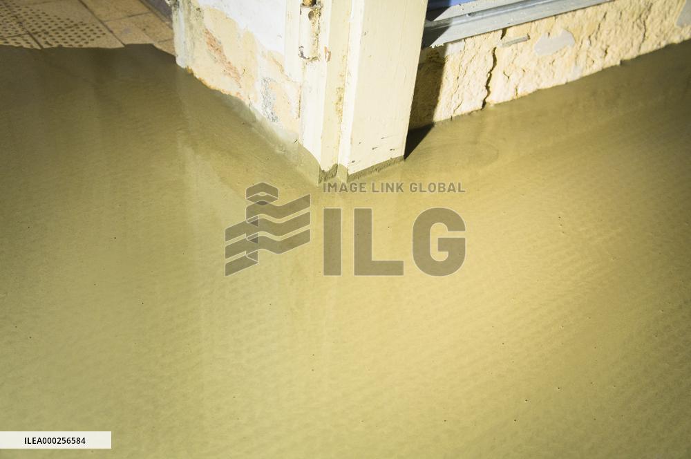 construction site, family house, bathroom, reconstruction, renovation, self-leveling compound, floor, flooring